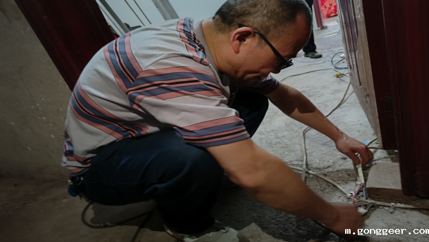 三下乡“维修家电”实践主题|新利体育平台官网首页入口 “星与心源”暑假社会实践团队开展“上门为百姓服务”主题活动