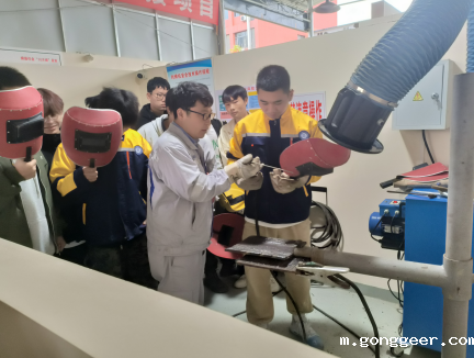 大国工匠进校园,一对一技能传授