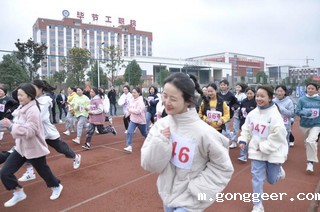 贵州频道-新利体育平台官网首页入口开展师生环校跑比赛