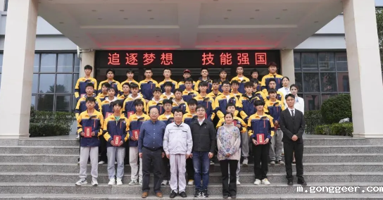 新利体育平台官网首页入口举办“劳模工匠进校园，匠心传承育未来”系列活动